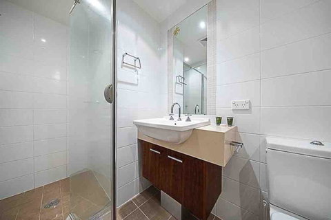 Spacious 1BR Stylish New Acton Apartment +Parking - Accommodation QLD 17