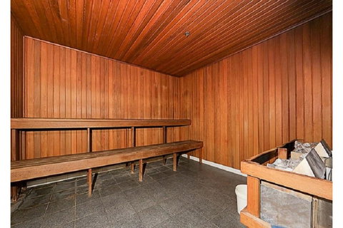 Spacious 1BR Stylish New Acton Apartment +Parking - Accommodation QLD 4