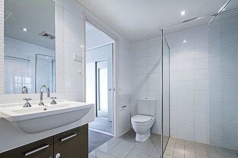 Spacious 1BR Stylish New Acton Apartment +Parking - Accommodation QLD 9