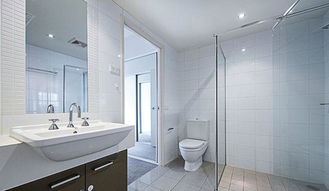 Spacious 1BR Stylish New Acton Apartment +Parking - Accommodation QLD 3