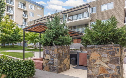 Spacious 1BR Stylish New Acton Apartment +Parking - Accommodation QLD 1