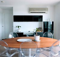 Staying Places - The Avenue - Accommodation QLD