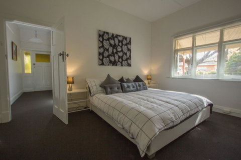 Cowan Street Bungalow - Accommodation QLD 0