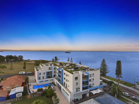 Lakeside Waterfront Apartment The Entrance - Accommodation QLD 16