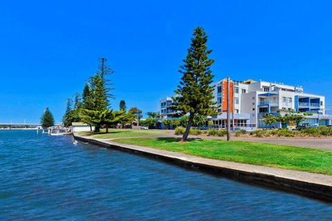 Lakeside Waterfront Apartment The Entrance - Accommodation QLD 39