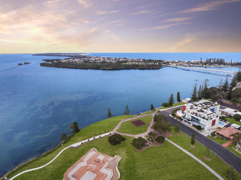 Lakeside Waterfront Apartment The Entrance - Accommodation QLD 18