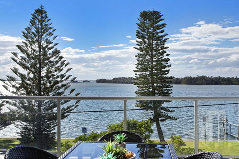 Lakeside Waterfront Apartment The Entrance - Accommodation QLD 29