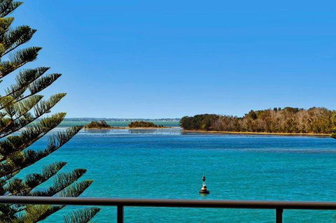 Lakeside Waterfront Apartment The Entrance - Accommodation QLD 34