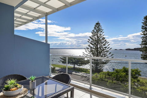 Lakeside Waterfront Apartment The Entrance - Accommodation QLD 31