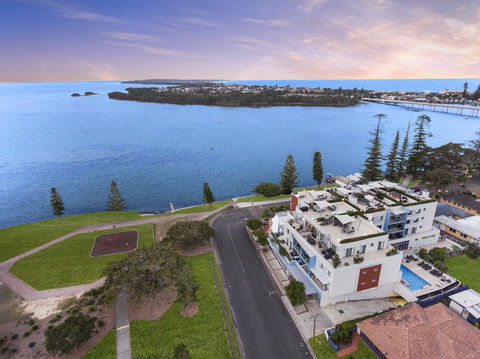 Lakeside Waterfront Apartment The Entrance - Accommodation QLD 17