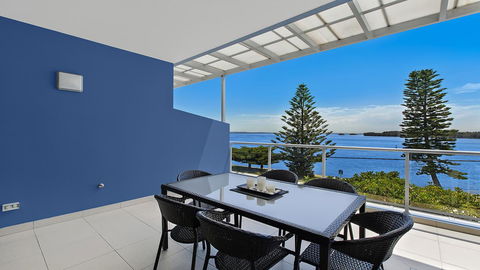 Lakeside Waterfront Apartment The Entrance - Accommodation QLD 32