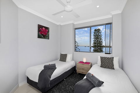 Lakeside Waterfront Apartment The Entrance - Accommodation QLD 9