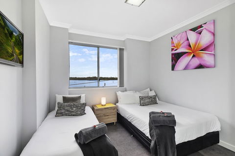 Lakeside Waterfront Apartment The Entrance - Accommodation QLD 10