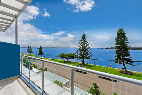 Lakeside Waterfront Apartment The Entrance - Accommodation QLD 33