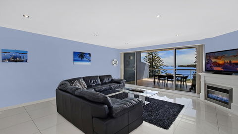Lakeside Waterfront Apartment The Entrance - Accommodation QLD 6