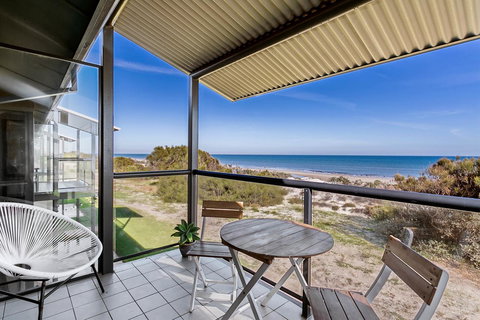 Blissful Beachfront Beachouse - Accommodation QLD 4