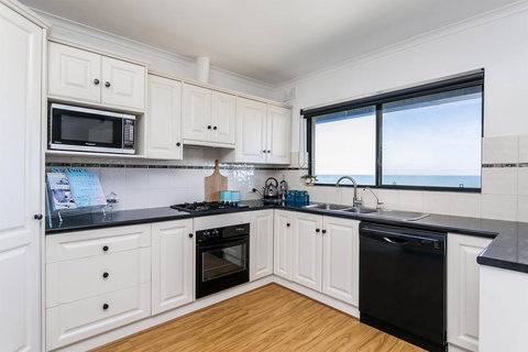 Blissful Beachfront Beachouse - Accommodation QLD 8