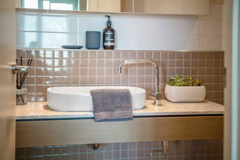 Port Adelaide Executive Waterfront Apartment - Accommodation QLD 5