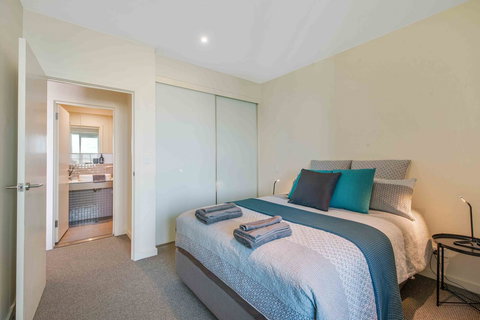 Port Adelaide Executive Waterfront Apartment - Accommodation QLD 3