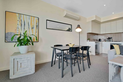 Port Adelaide Executive Waterfront Apartment - Accommodation QLD 13