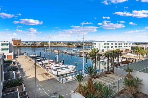 Port Adelaide Executive Waterfront Apartment - Accommodation QLD 0