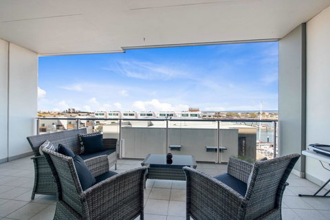 Port Adelaide Executive Waterfront Apartment - Accommodation QLD 23