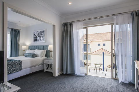 Marina Hotel - Accommodation QLD 8