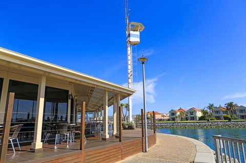 Marina Hotel - Accommodation QLD 36