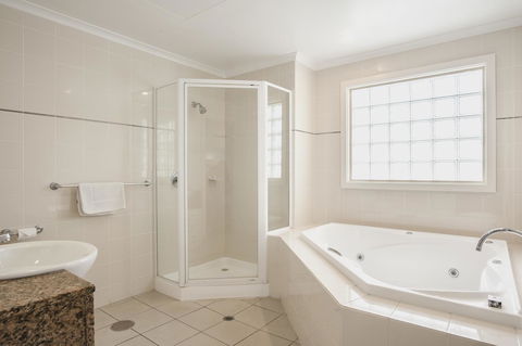 Marina Hotel - Accommodation QLD 2