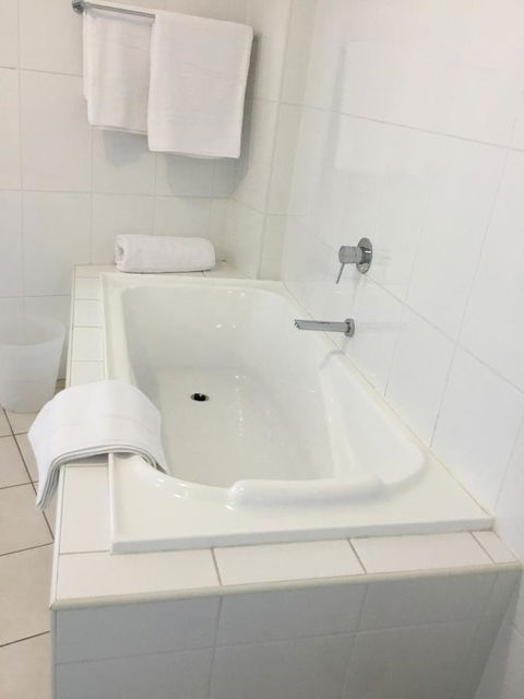 Wallaroo Marina Waterfront Luxe Apartment - Accommodation QLD 20
