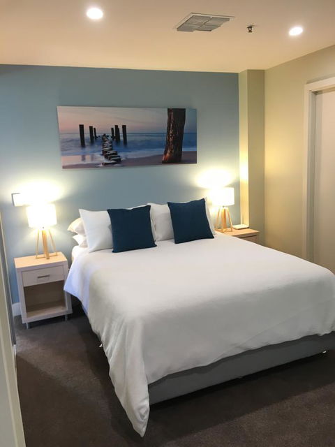 Beachside Luxury Apartments One & Two Bedroom In Beachfront Oaks Pier Building - Accommodation QLD 23
