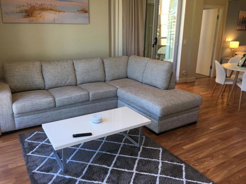 Beachside Luxury Apartments One & Two Bedroom In Beachfront Oaks Pier Building - Accommodation QLD 20