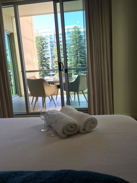 Beachside Luxury Apartments One & Two Bedroom In Beachfront Oaks Pier Building - Accommodation QLD 24