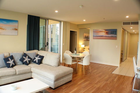 Beachside Luxury Apartments One & Two Bedroom In Beachfront Oaks Pier Building - Accommodation QLD 4