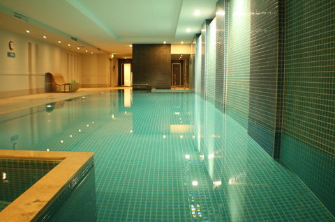 Beachside Luxury Apartments One & Two Bedroom In Beachfront Oaks Pier Building - Accommodation QLD 39