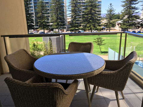 Beachside Luxury Apartments One & Two Bedroom In Beachfront Oaks Pier Building - Accommodation QLD 25