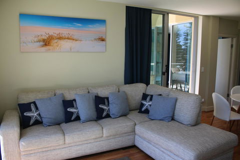 Beachside Luxury Apartments One & Two Bedroom In Beachfront Oaks Pier Building - Accommodation QLD 11