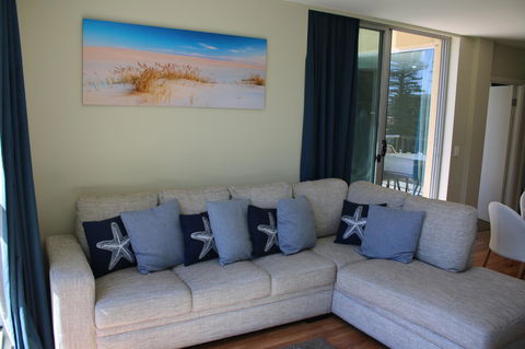 Beachside Luxury Apartments One & Two Bedroom In Beachfront Oaks Pier Building - Accommodation QLD 14