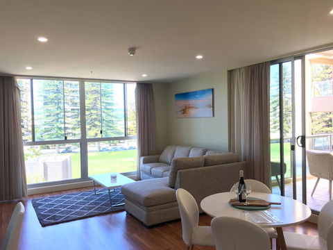 Beachside Luxury Apartments One & Two Bedroom In Beachfront Oaks Pier Building - Accommodation QLD 3
