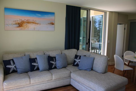 Beachside Luxury Apartments One & Two Bedroom In Beachfront Oaks Pier Building - Accommodation QLD 12