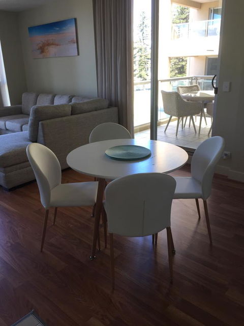 Beachside Luxury Apartments One & Two Bedroom In Beachfront Oaks Pier Building - Accommodation QLD 18