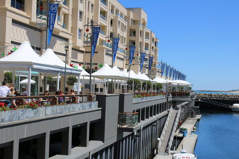 Beachside Luxury Apartments One & Two Bedroom In Beachfront Oaks Pier Building - Accommodation QLD 13