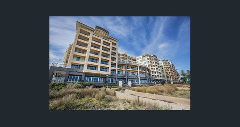 Beachside Luxury Apartments One & Two Bedroom In Beachfront Oaks Pier Building - Accommodation QLD 2