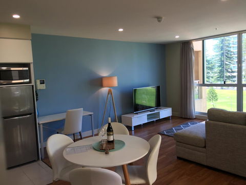 Beachside Luxury Apartments One & Two Bedroom In Beachfront Oaks Pier Building - Accommodation QLD 19
