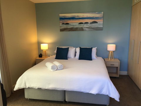 Beachside Luxury Apartments One & Two Bedroom In Beachfront Oaks Pier Building - Accommodation QLD 22