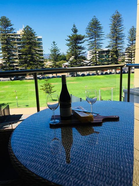 Beachside Luxury Apartments One & Two Bedroom In Beachfront Oaks Pier Building - Accommodation QLD 26
