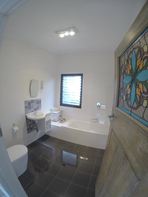 Sinclair Eco House - Accommodation QLD 7