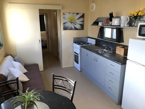 Rocks Retreat Cabin - Dolphin - Accommodation QLD 6