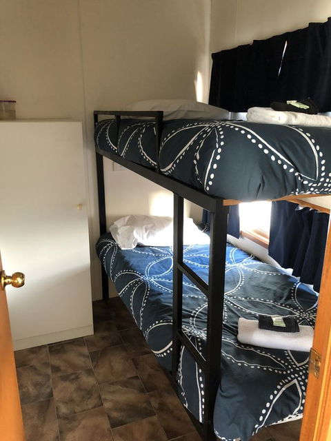 Rocks Retreat Cabin - Dolphin - Accommodation QLD 3