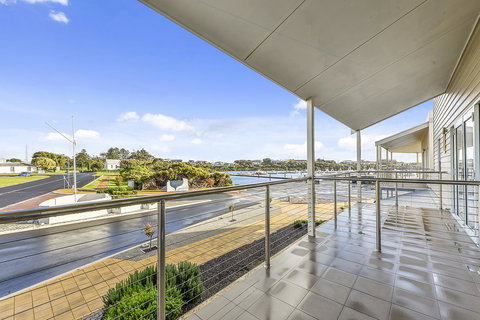 Aloha Waterfront Properties - Accommodation QLD 23